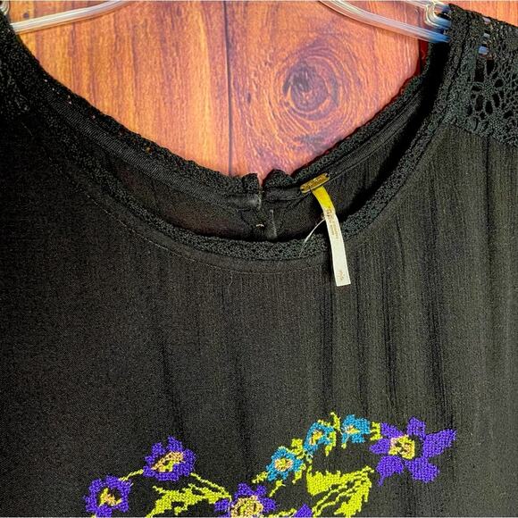 Free People Crocheted Needlepoint graphic Top - Picture 3 of 9